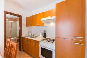 Kuchnia lub aneks kuchenny w obiekcie Apartments with a swimming pool Novigrad - 7078