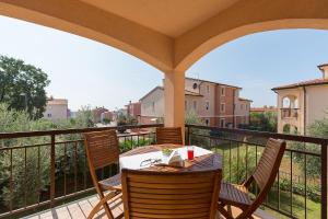 Balkon lub taras w obiekcie Apartments with a swimming pool Novigrad - 7078