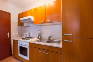 Kuchnia lub aneks kuchenny w obiekcie Apartments with a swimming pool Novigrad - 7078