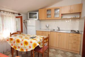 Kuchyňa alebo kuchynka v ubytovaní Apartments with parking space Porec - 7024