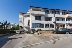 Zdjęcie z galerii obiektu Apartments with a parking space Porec - 7012 w Poreču