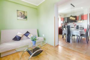 een woonkamer met een bank en een eetkamer bij Apartments with a parking space Porec - 7012 in Poreč
