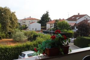 Zdjęcie z galerii obiektu Apartments with a parking space Porec - 7012 w Poreču