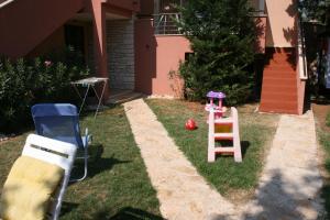Vonkajšia záhrada v ubytovaní Apartments by the sea Umag - 7029