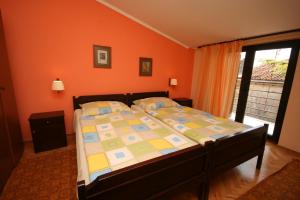 Posteľ alebo postele v izbe v ubytovaní Apartments by the sea Umag - 7029