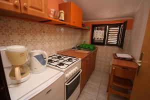 Kuchyňa alebo kuchynka v ubytovaní Apartments by the sea Umag - 7029