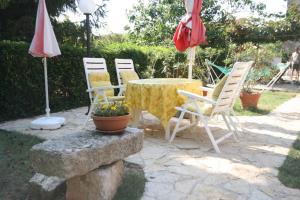 Vonkajšia záhrada v ubytovaní Apartments by the sea Umag - 7029