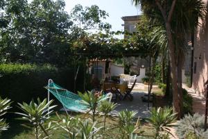Vonkajšia záhrada v ubytovaní Apartments by the sea Umag - 7029