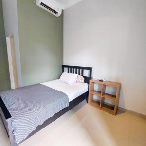 Postel nebo postele na pokoji v ubytování TM 16 Padang, Near Mentawai Fast & City Center