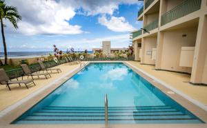 una piscina frente a un edificio con playa en Holiday Resort & Spa Guam, en Tumon