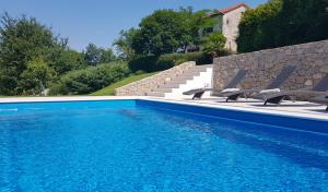 Bazén v ubytování Family friendly house with a swimming pool Rim, Central Istria - Sredisnja Istra - 7070 nebo v jeho okolí