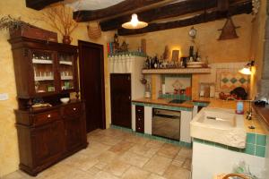 Kuchyň nebo kuchyňský kout v ubytování Family friendly house with a swimming pool Rim, Central Istria - Sredisnja Istra - 7070
