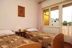 Posteľ alebo postele v izbe v ubytovaní Apartments with a parking space Umag - 7066