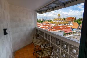 een balkon met stoelen en uitzicht op de stad bij Lo-Ha Guest house, Contactless Check-in in Bangkok
