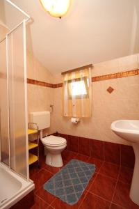 łazienka z toaletą i umywalką w obiekcie Apartments by the sea Zambratija, Umag - 6997 w mieście Zambratija