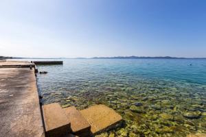 Zdjęcie z galerii obiektu Family friendly seaside apartments Kozino, Zadar - 6184 w Petrčane