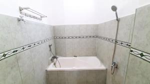 Tobadi的住宿－RedDoorz @ Gerson Hotel Abepura，带浴缸的浴室