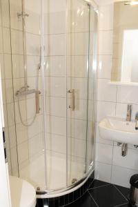 ein Bad mit einer Dusche und einem Waschbecken in der Unterkunft Rooms by the sea Split - 6973 in Split