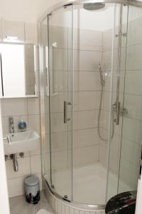 eine Dusche mit Glastür im Bad in der Unterkunft Rooms by the sea Split - 6973 in Split