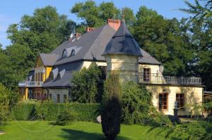 una gran casa blanca con techo negro en Dworek pod Herbem, en Gądkowice