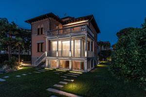 A garden outside Ca' delle Contesse - Villa on lagoon with private dock and spectacular view