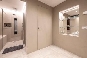 A bathroom at Ca' delle Contesse - Villa on lagoon with private dock and spectacular view Még 30 kép