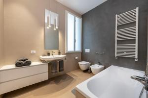 A bathroom at Ca' delle Contesse - Villa on lagoon with private dock and spectacular view