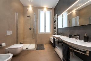 A bathroom at Ca' delle Contesse - Villa on lagoon with private dock and spectacular view