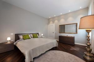 A bed or beds in a room at Ca' delle Contesse - Villa on lagoon with private dock and spectacular view