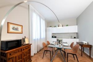 A seating area at Ca' delle Contesse - Villa on lagoon with private dock and spectacular view