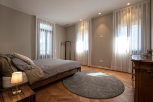 A bed or beds in a room at Ca' delle Contesse - Villa on lagoon with private dock and spectacular view