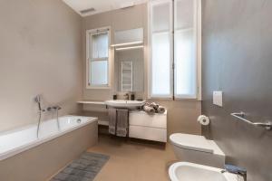 A bathroom at Ca' delle Contesse - Villa on lagoon with private dock and spectacular view