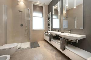 A bathroom at Ca' delle Contesse - Villa on lagoon with private dock and spectacular view
