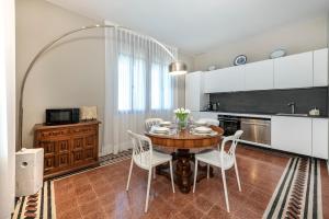 A kitchen or kitchenette at Ca' delle Contesse - Villa on lagoon with private dock and spectacular view