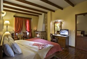 
Ένα ή περισσότερα κρεβάτια σε δωμάτιο στο Alpen House Hotel & Suites
