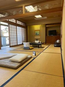 a room with a bed and a tv in it at 川端屋　kawabataya in Minamiechizen