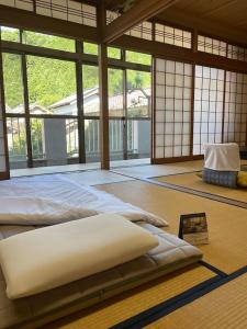 a room with a bed in a room with windows at 川端屋　kawabataya in Minamiechizen