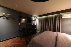 Tempat tidur dalam kamar di Hotel Frenchcode