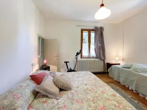 1 dormitorio con cama y ventana en Pleasant holiday home in Colli Al Metauro with bubble bath, en Serrungarina