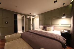 Tempat tidur dalam kamar di Hotel Frenchcode