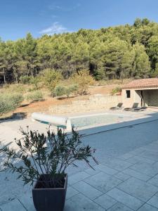 Πισίνα στο ή κοντά στο Jolie maison de 110 m 2, pour 6 personnes, au calme, avec piscine +13 φωτογραφίες