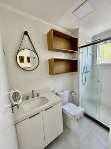 Un baño de UM OÁSIS EM CAMPOS - Lindo e Novo Ap - Próx a Capivari e ao lado da Fonte Simão - com Varanda Gourmet, Lareira & Calefação - UNIDADE COM VISTA PRIVILEGIADA PARA A FONTE