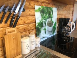 a kitchen counter with knives and a picture on the wall at PanoramaApart - Alpzeit im Westallgäu in Oberreute