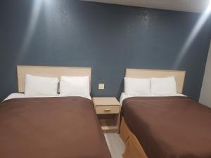 Postel nebo postele na pokoji v ubytování Village Inn Cotulla