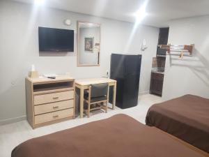 Postel nebo postele na pokoji v ubytování Village Inn Cotulla