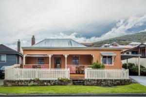 a house with a white fence in front of it at Albany Historic Cottage in Albany