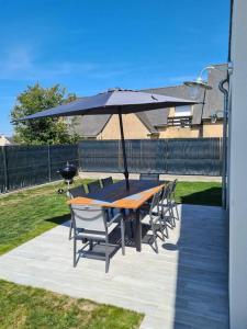 Patio alebo iná vonkajšia časť ubytovania Le Clos de Kergavat 3 étoiles