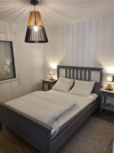 um quarto com uma cama grande e 2 mesas de cabeceira em Le Clos de Kergavat 3 étoiles em Plouharnel