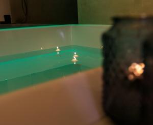 una mesa de cristal con un montón de luces. en Iris Luxury Suite, en Altamura
