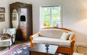 sala de estar con sofá y ventana en 1 Bedroom Stunning Home In Tjllmo, en Finspång